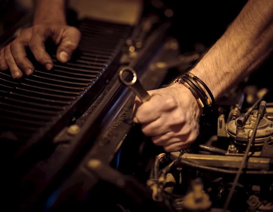 Mechanik pracujący przy silniku samochodu